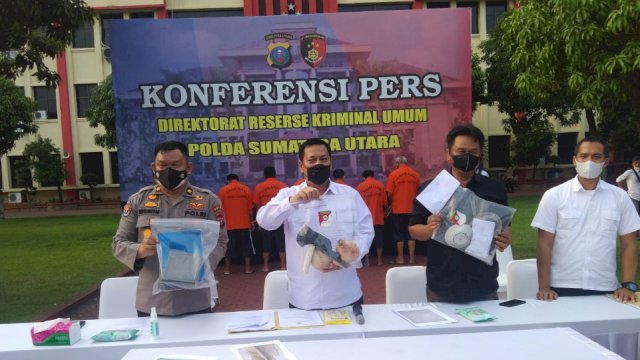 Direskrimum Polda Sumut Kombes Pol Tatan Dirsan Atmaja dan jajaran saat menggelar Konferensi Pers penetapan 6 Tersangka Tambang Ilegal, Rabu (18/05/2022). (Istimewa)