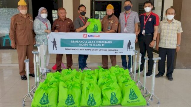 Penyerehan bantuan oleh Gunardi - BM Alfamidi Branch Samarinda (kiri) kepada M. Amin Jama (kanan), Ketua Legiun Veteran RI, Kaltim. (Ist)