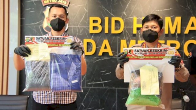 Kasat Reskrim Polres Metro Bekasi Kota, Kompol Ivan Aditira dan Kabid Humas Polda Metro Jaya, Kombes Pol Endra Zulpan menunjukkan barang bukti yang digunakan NU menghabisi nyawa DN. (FOTO. Wahyu Widodo/republiknews.co.id)