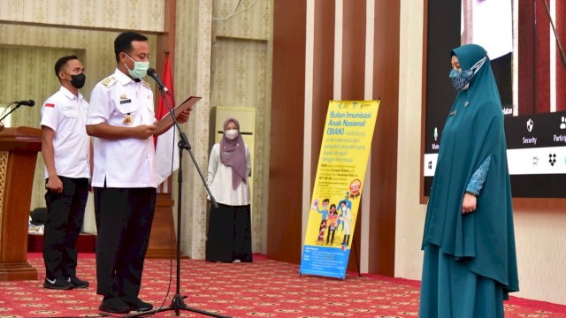 Gubernur Sulawesi Selatan Andi Sudirman Sulaiman, mengukuhkan Ketua Tim Penggerak PKK Sulsel Naoemi Octarina, sebagai Bunda Imunisasi Provinsi Sulawesi Selatan, Rabu (18/05/2022). (Istimewa)
