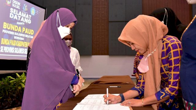 Penandatanganan Memorandum of Understanding (MoU) terkait pendidikan anak usia dini, antara Bunfa Paut Sulsel Naoemi Octarina bersama seluruh Bunda PAUD Kabupaten Kota, untuk bersinergi mewujudkan PAUD Holistik Integratif (HI) yang berkualitas, Rabu (18/05/2022). (Istimewa)