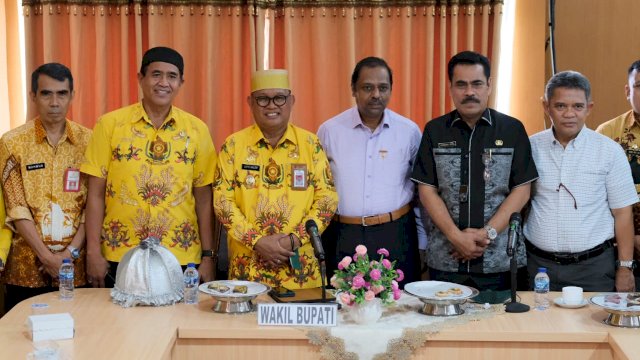 Kepala Dinas Perindustrian Provinsi Sulawesi Selatan (Disperin Sulsel) Ahmadi Akil bersama Mr.Thirupathi Nachiappan (Principal Consultant) berkunjung ke Kabupaten Soppeng, Kamis (19/5/2022).