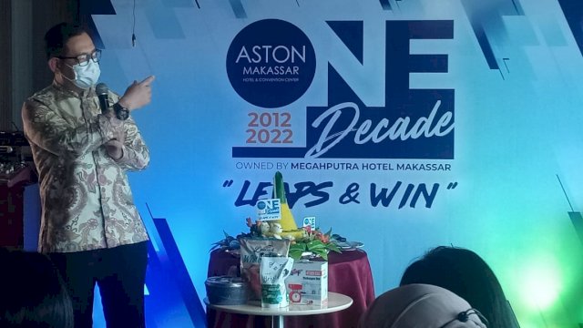 General Manager Hotel Aston Makassar Joko Budi Jaya, saat memberikan sambutan pada perayaan 10 Tahun Aston Makassar yang digelar dalam bentuk Halal bi halal, Jumat (20/05/2022). (Istimewa)
