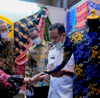 Beragam Produk Karya Pelajar SMK se-Sulsel, Gubernur Keliling Pantau Stand Pameran Media Pembelajaran SMK