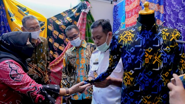 Gubernur Sulsel Andi Sudirman Sulaiman, mengunjungi Stand salah satu SMK dengan melihat hasil karya dari siswa-siswi yang dipamerkan, Rabu (18/05/2022). (Istimewa)
