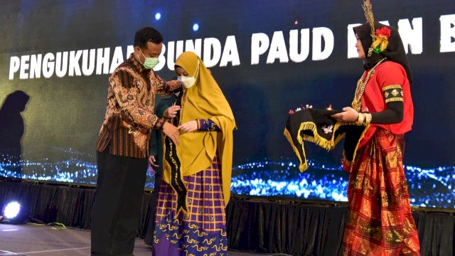 Gubernur Sulsel Andi Sudirman Sulaiman, mengukuhkan Naoemi Octarina sebagai Bunda Paud dan Bunda Literasi Sulsel, Kamis (19/05/2022). (Istimewa)