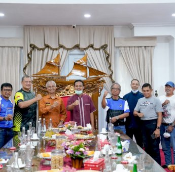 Andi Sudirman Promosikan Wisata, Kuliner dan Budaya Sulsel ke Pembalap Legendaris Indonesia
