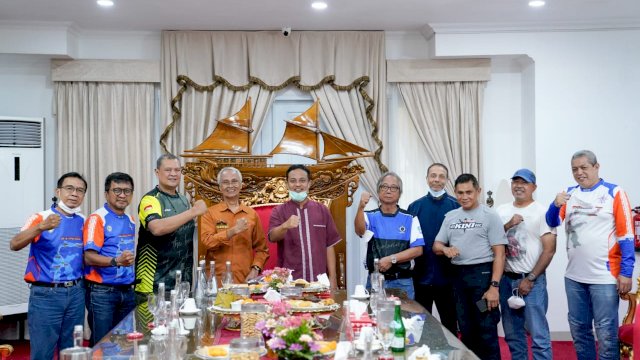Gubernur Sulsel Andi Sudirman Sulaiman, menerima menyambut para mantan pembalap dan pereli Indonesia yang tergabung dalam Komunitas Legend Riders Indonesia di Rumah Jabatan, Kamis malam (19/05/2021). (Istimewa)