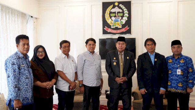 Sekertaris Daerah Provinsi Sulawesi Selatan (Sulsel) Abdul Hayat Gani, menerima Komisioner KI Sulsel, di Kantor Gubernur Sulsel, Jumat (20/05/2022). (Istimewa)