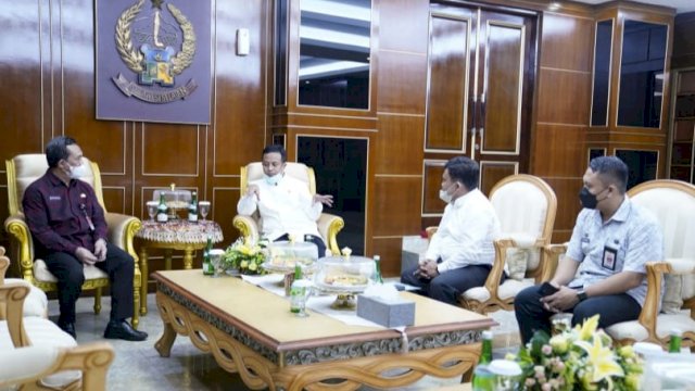 Gubernur Sulawesi Selatan Andi Sudirman Sulaiman, menerima Dirjen Bina Pemerintahan Desa (Pemdes) Kementerian Dalam Negeri (Kemendagri), Yusharto Huntoyungo di Kantor Gubernur Sulsel, Jum&rsquo;at (20/5/2022). (Istimewa)