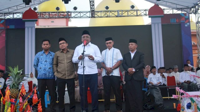 Bupati Buteng H. Samahuddin, SE didampingi anggota DPRD Buteng Hasrun, Kabag Kesra Buteng dan Camat Mawasangka saat kegiatan Khatmil Qur'an, Jum'at (20/05/2022) pagi.