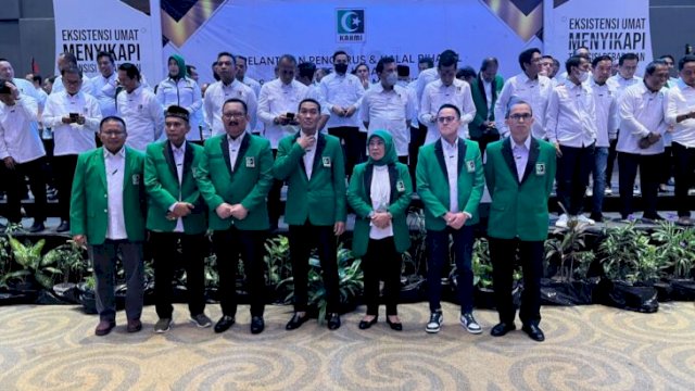 Koordinator Presidium Majelis Nasional (MN) Korps Alumni Himpunan Mahasiswa Islam (KAHMI) Ahmad Doli Kurnia Tanjung, melantik pengurus Majelis Wilayah (MW) KAHMI Sulsel di Hotel Four Point, Jl. Andi Djemma, Kota Makassar, Sabtu (21/05/2022). (Istimewa)