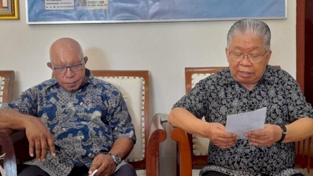 Uskup Agung Merauke Mgr Petrus Canisius Mandagi, MSC (kanan) didamping Pastor John Kandam, Pr saat memberikan keterangan Pers di Pendopo Keuskupan Agung Merauke. (Foto: Hendrik Resi/Republiknews.co.id)