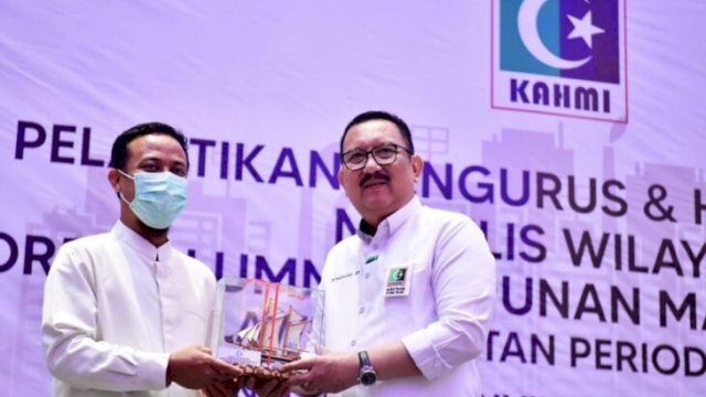 Gubernur Sulsel Andi Sudirman Sulaiman, menyerahkan Cindera Mata kepada perwakilan Pengurus Wilayah KAHMI Sulsel Ni'matullah Erbe, Sabtu (21/05/2022). (Istimewa)