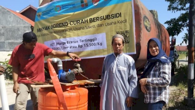 Pendistribusian Minyak Goreng Curah bersubsidi oleh Bulog KC Palopo untuk masyarakat Kabupaten Luwu Utara, Minggu (22/05/2022). (Istimewa)