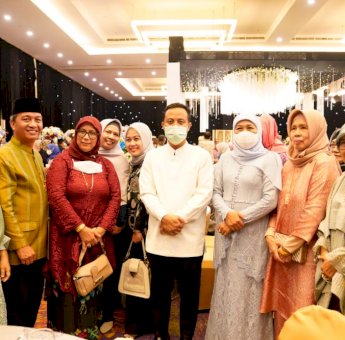 Bertemu di Acara Nikahan, Gubernur Andi Sudirman dan Gubernur Khofifah Jadi Rebutan Swafoto