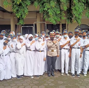 Antisipasi Kenakalan Remaja dan Pelanggaran Lalu Lintas, Satlantas Polres Metro Bekasi Kota&nbsp; Beri Edukasi Pelajar SMK