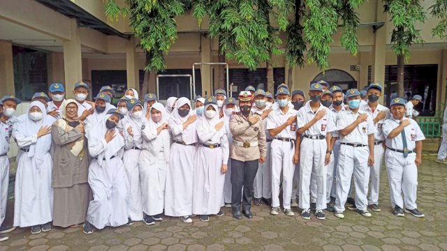 Wakasatlantas Polres Metro Bekasi Kota Kompol I Ayu Nurjani bersama siswa SMK Karya Guna Bhakti 1, Senin (23/05/2022). (Istimewa)