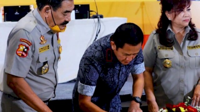 Direktur Pemberdayaan Alternatif BNN RI, Teguh Iman Wahyudi, dan Ketua Umum KBPP Polri Evita Nursanty, menandatangani Nota Kesepahaman antara BNN RI dengan KBPP Polri, Minggu (22/05/2022). (Istimewa)
