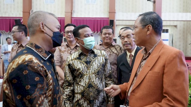 Gubernur Sulsel Andi Sudirman Sulaiman, berbincang dengan Plt Dirjen Bimas Buddha Kemenag RI Nyoman Suriadharma, Ketua Umum Permabudhi Pusat Philips Kuncoro Wijaya, Ketua Permabudhi Sulsel Yonggris, di Rujab Gubernur Sulsel, Minggu malam (22/05/2022). (Istimewa)