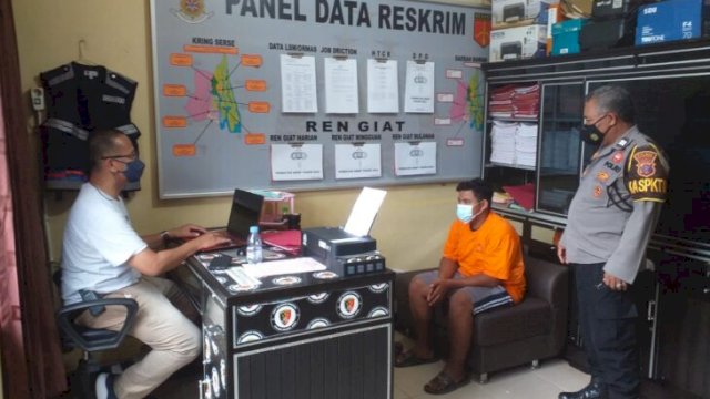 Pelaku YH saat diamankan di kantor kepolisian Muara Jawa. (ist)