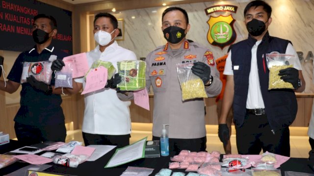 Kapolres Jakbar Kombes Pol Pasma Royce, pimpin Press Confrence kasus penangkapan 2 pengedar sabu dan ekstasi senilai Rp 3 Miliar, Senin (23/05/2022). (Istimewa)