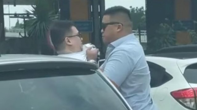 Tangkapan Layar Video pengendara mobil mencekik pengendara lain viral di media sosial usai diunggah akun Instagram anggota DPR RI Ahmad Sharoni. (Istimewa)
