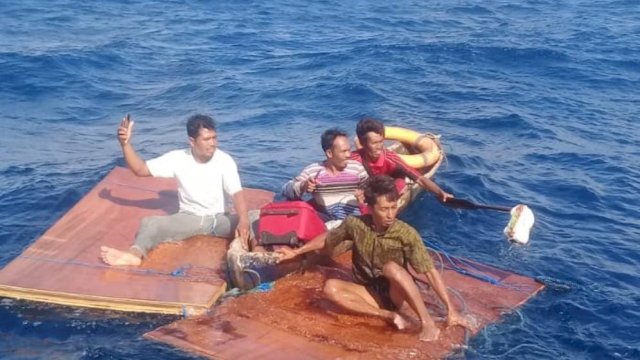 4 Kru Kapal Klm Anugerah Ilahi menyelamatkan diri dengan membuat Rakit dari papan dan alat yg mengapung lainnya. Foto :ist