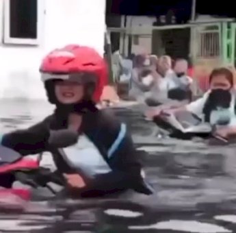 Akibat Tanggul Jebol, Banjir Rob Terjang Pemukiman Warga di Semarang