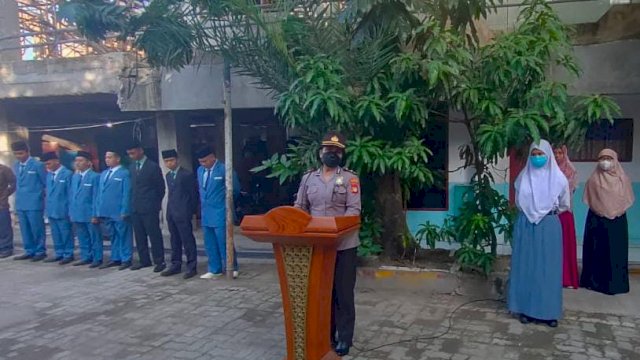 Kasi Humas Polres Bekasi Kota Kompol Erna Ruswing Andari, memberikan penyuluhan terkait kenakalan remaja didepan pelajar SMK Nurjamilah, Selasa (24/05/2022). (Istimewa)