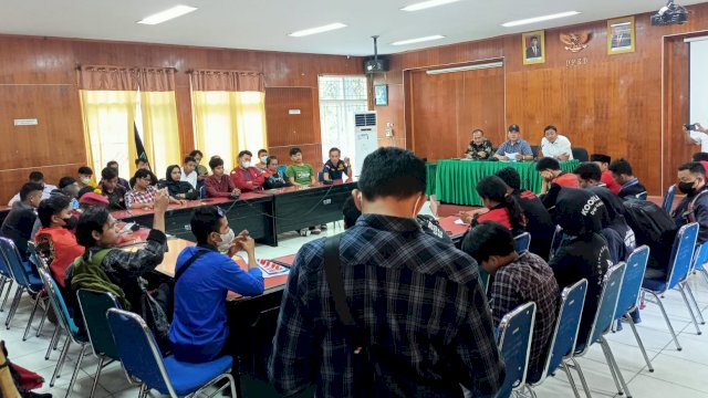 Wakil Ketua DPRD Luwu Utara Karemuddin, menerima Puluhan Mahasiswa asal Kecamatan Rampi menuntut perbaikan Jalan Infrastruktur, Fasilitas Pendidikan dan Kesehatan. (Istimewa)