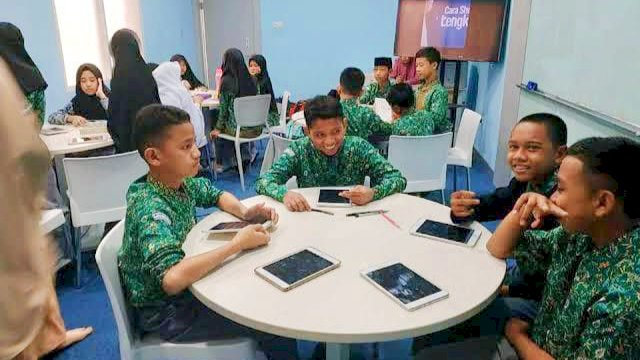 Siswa SMA RHIS ditargetkan lancar dalam berbahasa inggri sebelum tamat sekolah. (Istimewa)