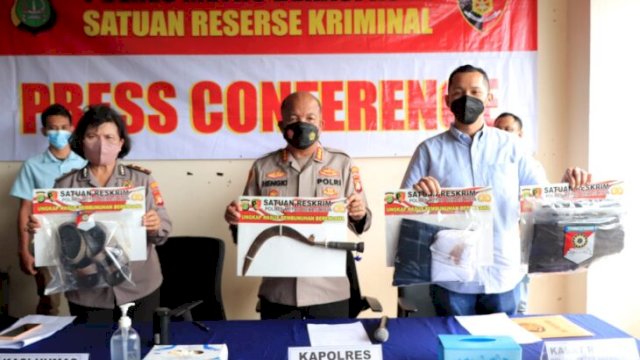 Kapolres Metro Bekasi Kota,bKombes Pol Hengki menunjukkan barang bukti pelaku pembunuhan calon kakak ipar, Selasa (24/05/2022). (Ist)