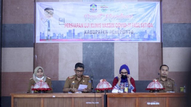 Sekda Jeneponto Muh.Arifin Nur saat memberi sambutan pada Sosialisasi persiapan uji klinis vaksin BUMN Biofarma covid -19 fase ketiga di gedung Sipitangarri, Kecamatan Binamu, Selasa (24/05/2022). (Istimewa)