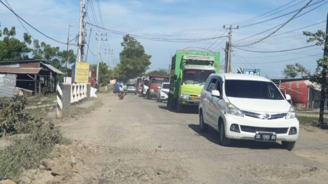 Kondisi Jalan Poros Kabupaten Soppeng dan Kabupaten Sidrap. (Istimewa)