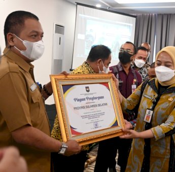 Terbaik ke-2 Nasional Penerapan SPM, Pemprov Sulsel Terima Penghargaan Kemendagri