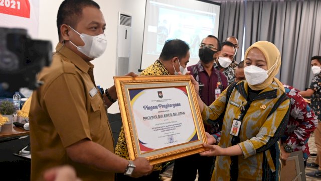 Asisten Pemerintahan dan Kesejahteraan Rakyat Pemprov Sulsel Andi Aslam Patonangi, menerima penghargaan capaian Berkinerja Terbaik Penerapan Standar Pelayanan Minimal Tahun Anggaran 2021 di Tahun 2022, Selasa (24/05/2022). (Istimewa)