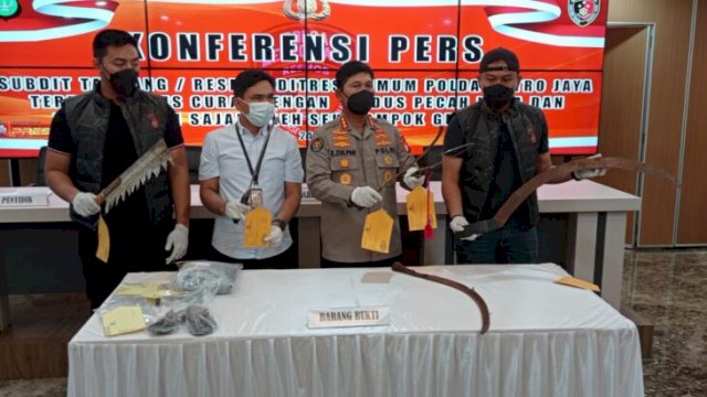 Kabid Humas Polda Metro JayaKombes Pol Endra Zulpan dan jajaran Ditreskrimum Polda Metro Jaya menunjukkan barang bukti senjata tajam milik geng motor Jakarta Mystery, Selasa (24/05/2022). (Foto: Wahyu Widodo/Republiknews.co.id)