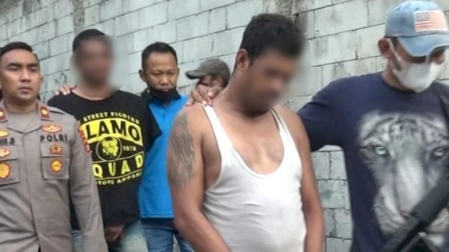 Dua Pelaku Pengedar Narkoba di Kampung Ambon Jakarta Baratbdigelandang ke Polsek Cengkareng, Selasa (24/05/2022). (Istimewa)