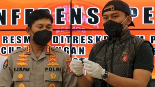 Polisi memperlihatkan alat yang digunakan pelaku untuk membobol kaca mobil. (Istimewa)