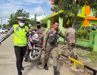 Petugas Gabungan Tertibkan Kendaraan yang Parkir di Badan Jalan Depan RSUD Sinjai
