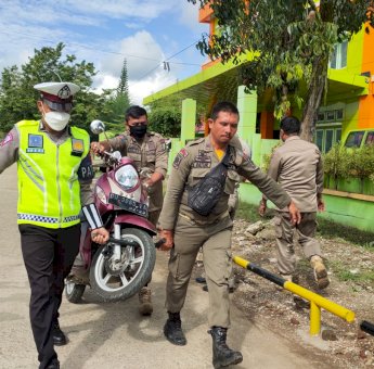 Petugas Gabungan Tertibkan Kendaraan yang Parkir di Badan Jalan Depan RSUD Sinjai
