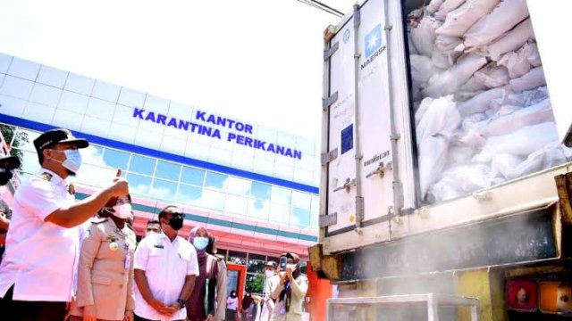 Gubernur Sulsel Andi Sudirman Sulaiman, melepas komuditi Ekspor di Kantor Karantina Perikanan Sulsel beberapa waktu lalu. (Istimewa)