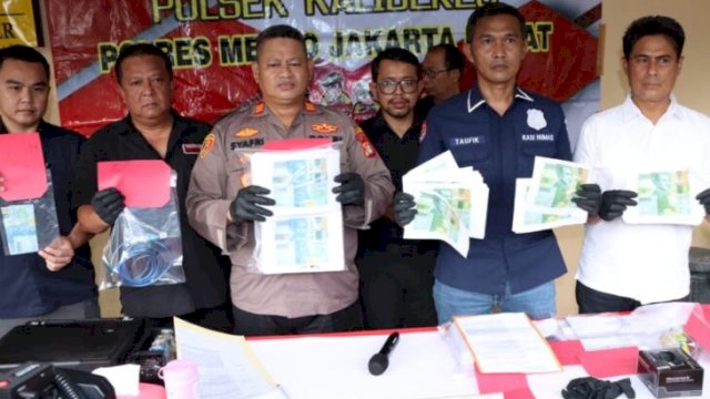 Kapolsek Kalideres AKP Syafri Wasdar dan jajaran memperlihatkan barang bukti uang palsu, Rabu (25/05/2022). (Istimewa)