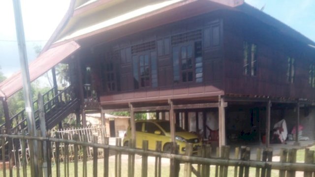 Penampakan Rumah penerima bantuan bedah di Desa Ujung Baji, Kabupaten Takalar, Sulawesi Selatan, miliki rumah besar dan mobil. (Istimewa)