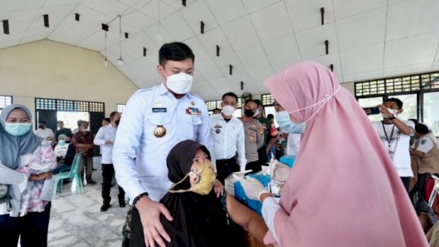 Bupati Gowa Adnan Purichta Ichsan mengunjungi salah satu lokasi pelaksanaan Gebyar Vaksinasi Covid-19, Rabu (25/05/2022). (Istimewa)