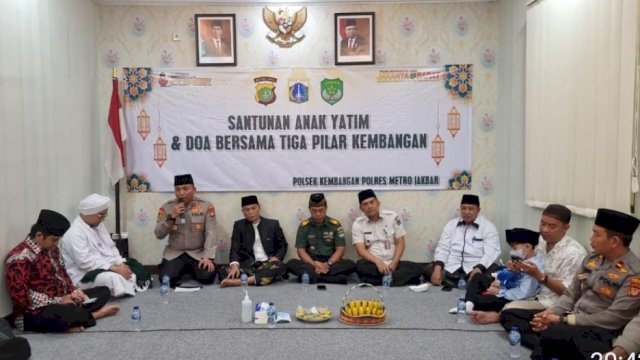 Kapolsek Kembangan Kompol Binsar H Sianturi, memberikam sambutan pada kegiatan Sanrunan Anak Yatim dan Doa Bersama. (Istimewa)