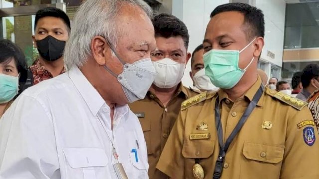Gubernur Sulsel Andi Sudirman Sulaiman, berbincang dengan Menteri PUPR Basuki Harimuldjono di Ruang Rajawali JCC Senayan, Jakarta Pusat, Selasa 24 Mei 2022. (Istimewa)