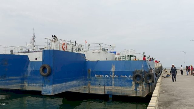 Kapal TB Berjaya Samudera Indonesia (BSI) VII & BG BSI VIII, ukuran 2600 Gt, di bawah koordinasi agen pelayaran PT PELNI, sandar di Pelabuhan Munte, Kecamatan Tanalili, Luwu Utara, Rabu (25/05/2022). (Istimewa)
