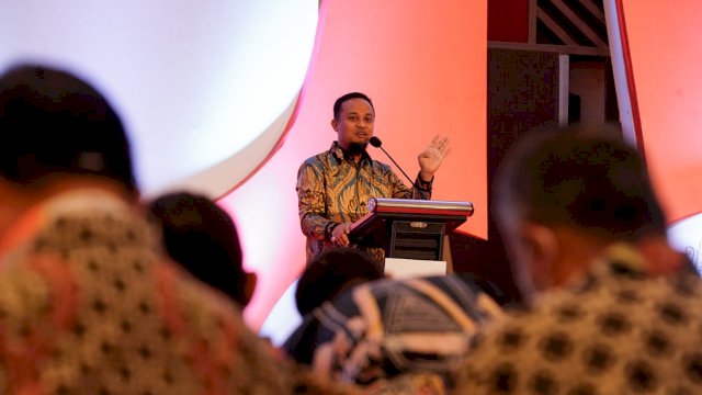 Gubernur Sulawesi Selatan Andi Sudirman Sulaiman, memberikan sambutan saat acara 69th Continuing Orthopaedic Education (COE) Indonesia Orthopadic Association (IOA) di Hotel Claro Makassar, Kamis (26/05/2022). (Istimewa)